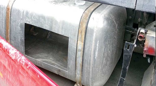 North Cyprus News - Refugees hide in fuel tank